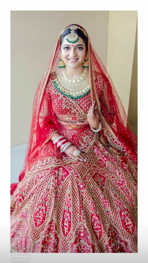 Bridal Jwellary For Red Lehenga, Sheesh Patti, Pink Bridal Lehenga, Designer Bridal Lehenga Choli, Bridal Lehenga Designs, Latest Bridal Lehenga, Indian Bridal Photos, Wedding Lehenga Designs, Indian Bride Outfits