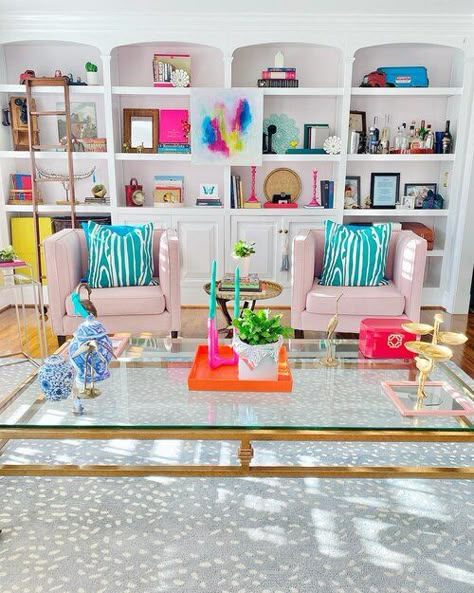 Preppy Living Room, Classic Wall Art, Sorority House, College House, Colorful Life, Classic Wall, Living Room Inspo, Apartment Living Room, Home Office Design