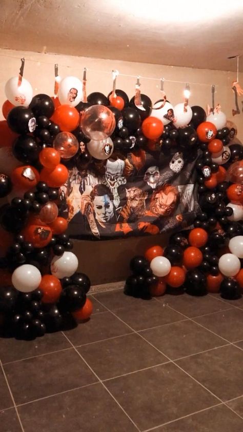 Party Balloon Backdrop, Horror Movie Party, Halloween Sweet 16, Backdrop Garland, Horror Themed Party, Creepy Halloween Party, Halloween Themed Birthday Party, Garland Birthday, Movie Birthday Party