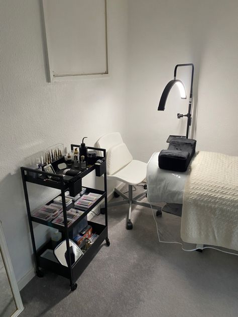 Lash Room Desk, Lash Station Ideas, Black And Beige Lash Room, Minimal Beauty Salon Design, 2024 Vision Board Lash Tech, Lash Extensions Room Setup, Eyelash Extension Room Decor, Doing Lashes Aesthetic, Lash And Hair Studio