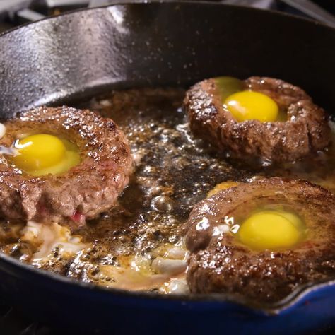 Egg In A Hole, Egg Burger, Beef Dishes, An Egg, Ground Beef Recipes, Diy Food Recipes, Meat Recipes, Cheeseburger, Easy Recipe