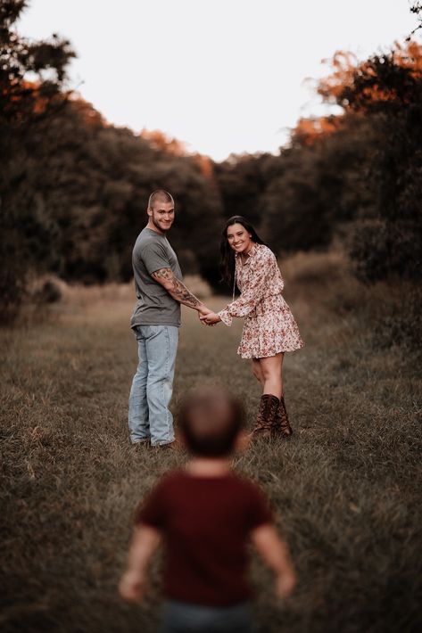 Family Christmas Pictures Ideas Outdoor, Faceless Family Photography, Family Of 4 Photo Ideas Fall, Family Photo Shoot Outdoor, Fall Family Of 4 Photoshoot Poses, Outdoors Family Photoshoot, Posed Family Photos, Family Of 3 Fall Photo Ideas, Fall Family Outdoor Photoshoot