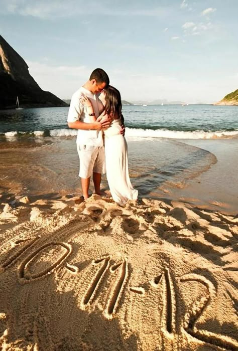 30 Super Save The Date Photo Ideas | Wedding Forward #beachwedding Save The Date Pictures, Couples Beach Photography, Pre Wedding Photoshoot Outdoor, Pre Wedding Poses, Beach Wedding Photos, Beach Wedding Photography, Save The Date Photos, Wedding Photos Poses, Foto Poses