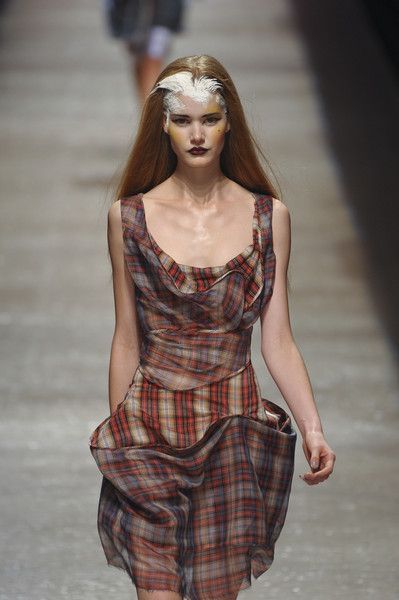 Vivienne Westwood Punk, Vivienne Westwood Fashion, Punk Chic, 2011 Runway, Tartan Fashion, Runway Pictures, Mode Inspiration, Punk Fashion, Fashion Week Spring