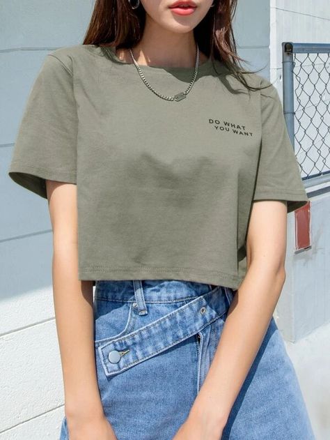 DAZY Camiseta con estampado de slogan de cuello redondo | SHEIN Baggy Crop Top, Loose Crop Top, Crop Top Outfits, Round Neck Tees, Tshirt Outfits, Women T Shirts, Kids Sleepwear, Casual Style Outfits, Kids Beachwear