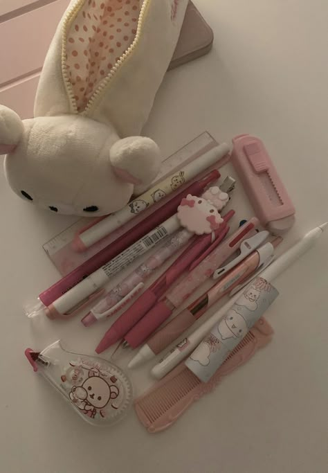 Pink Academia, Studera Motivation, Pretty School Supplies, Cute Stationary School Supplies, School Bag Essentials, Cute School Stationary, Inside My Bag, Study Stationery, Hello Kit