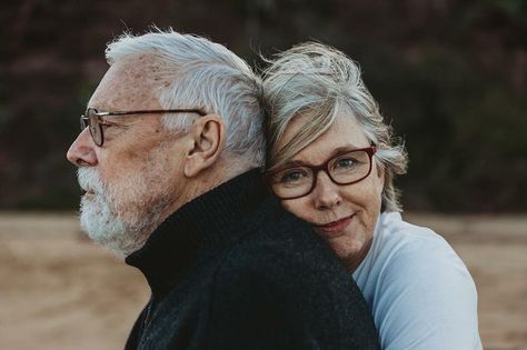 Old Couple Photography, Older Couple Poses, Older Couple Photography, Big Family Photos, Grandparent Photo, Older Couple, Family Portrait Poses, Photography Poses Family, Old Couples