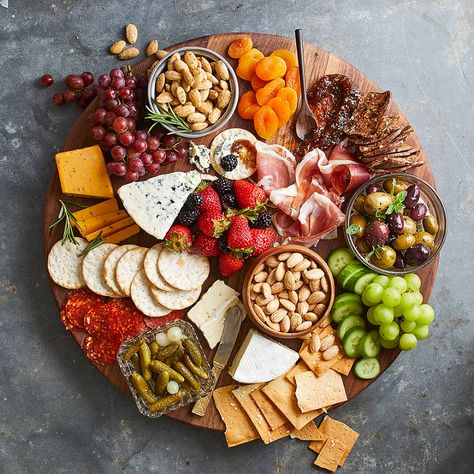 5 Easy Charcuterie Ideas That Feed a Crowd Summer Dinner Party Menu, Summer Dinner Party, Charcuterie Plate, Grazing Board, Dinner Party Summer, Dinner Party Menu, Charcuterie Board Ideas, Food Boards, Pickled Veggies