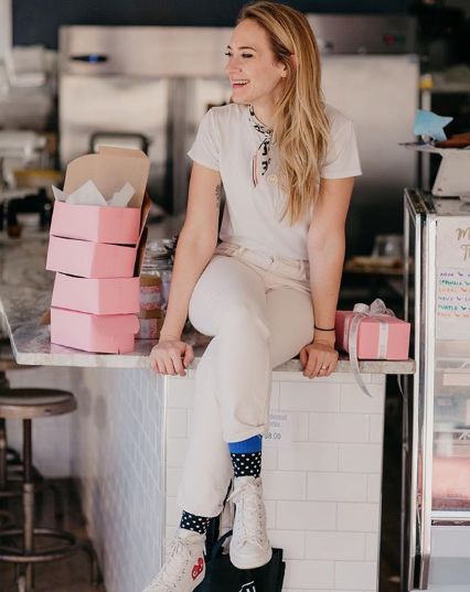 Home Bakery Photoshoot, Baker Professional Pictures, Bakery Headshots, Bakery Owner Photoshoot, Cookie Branding Photoshoot, Home Baker Photoshoot, Baking Branding Photoshoot, Bakery Branding Photoshoot, Baker Photoshoot