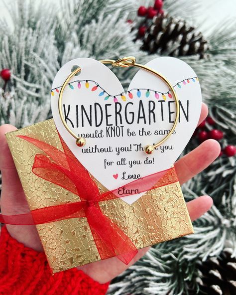 Funny Teacher Christmas Gifts, Teach Christmas Gift Ideas, Parent Helper Gifts From Teacher, Cute Teacher Christmas Gifts, Cricut Christmas Gifts For Teachers, Teacher Gift Box Ideas, Teacher Present Ideas, Teacher Coworker Gifts Christmas, Teachers Christmas Gifts Ideas