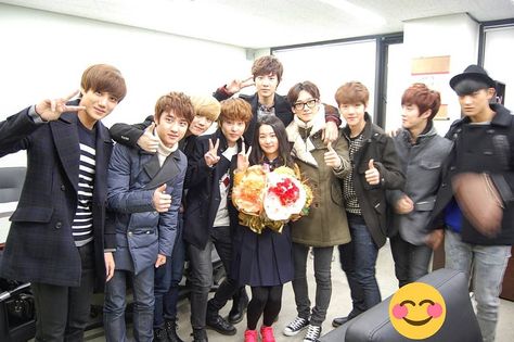 Seulgi w/ EXO at SOPA Graduation OMG!!!! SEULGI TAO LUHAN IN ONE FRAME🔥🔥🔥🔥🔥🔥🔥🔥🔥 #레드벨벳 #강슬기 #redvelvet #seulgi #irene #wendy #joy #슬기 #아이린… Sopa School, Bigbang Yg, Chinese Birthday, Redvelvet Seulgi, Exo Red Velvet, Sm Town, Bts And Exo, Do Kyungsoo, Oh My Girl