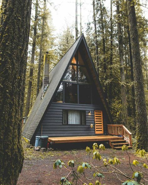 Beautiful A Frame Cabin Design - Home Decorating Trends - Homedit Siding Colors For Houses, Exterior Siding Colors, Exterior House Siding, Ecological House, A Frame House Plans, Frame Cabin, Beautiful Cabins, A Frame Cabin, House Siding