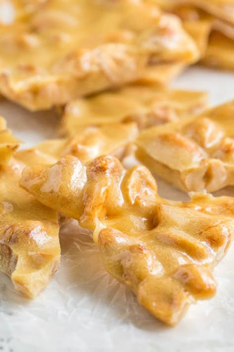 No candy thermometer is required for this no hassle microwave peanut brittle candy recipe. And it takes only 10 minutes of hands-on time. It can't get easier than this! Homemade Peanut Brittle, Microwave Peanut Brittle, Peanut Brittle Recipe, Brittle Recipes, Oatmeal Cake, Baked Rice, Homemade Syrup, Peanut Brittle, Homemade Candies