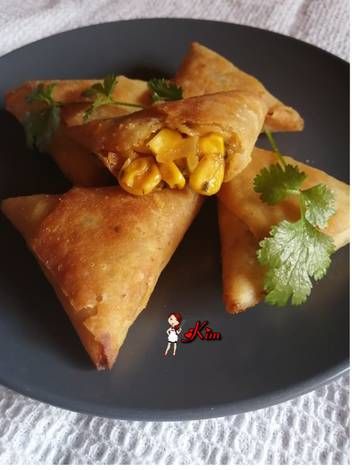 Cheese and corn samoosas Cheese And Corn Samosa Recipe, Popular Meals, Lunch Recipies, Wedding Foods, Curry In A Hurry, Bbq Spice, Samosa Recipe, Indian Foods, Chicken Spices