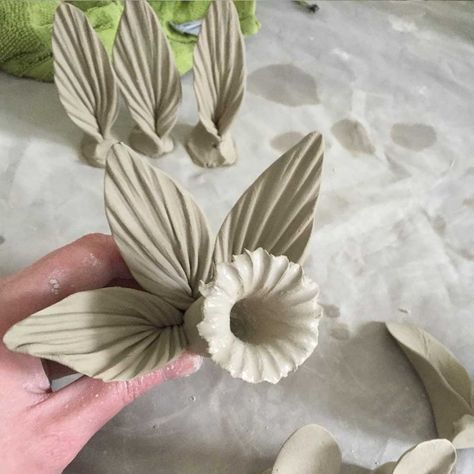 How to Make a Large Daffodil out of Clay - Cazamic China Clay, Pottery Handbuilding, Soyut Sanat Tabloları, Flower Sculptures, Garden Pottery, Hand Built Pottery, Clay Art Projects, Ceramics Projects, Sculpting Clay