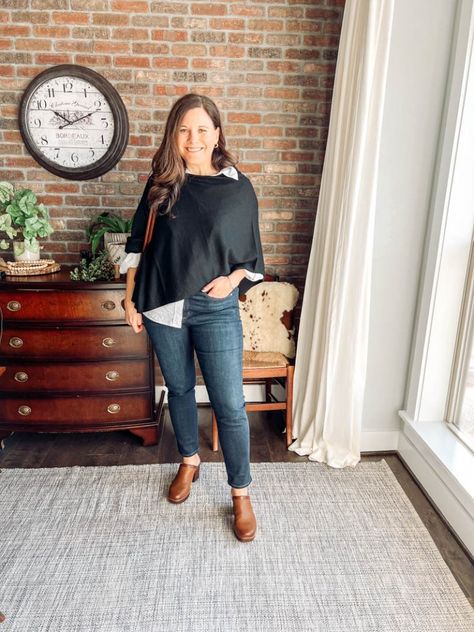 10 Easy Looks: How to Wear Mules in Winter - Be So You How To Wear Mules, Poncho Outfit, Spring Jeans, Black Poncho, Cropped Flare Jeans, Preppy Look, Dark Wear, Dark Jeans, Cropped Flares