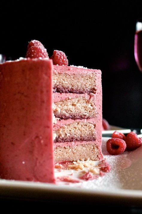 Berry Champagne Cake, Summer Cake Flavors, Unique Cake Flavors, Flavoured Cakes, Alcohol Desserts, Champagne Buttercream, Fancy Birthday Cakes, Berry Cake Recipe, Half Cake