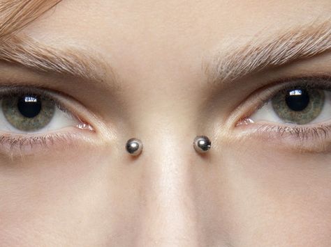 Sacha Core, Bridge Piercing Aesthetic, Bridge Piercings, Piercing Bridge, Nose Bridge Piercing, How To Wear Makeup, Bridge Piercing, Face Piercings, Cool Piercings