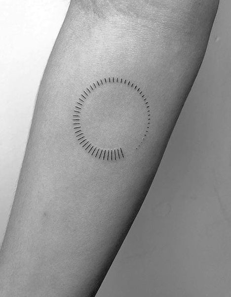 Waveform Tattoo, Circle Tattoo Ideas, Herz Tattoo Klein, Circular Tattoo, Ouroboros Tattoo, Herz Tattoo, Circle Tattoo, Circle Tattoos, Handpoke Tattoo