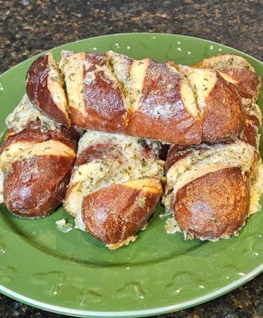 Disneyland Garlic Pretzel Bread Recipe Cheesy Garlic Pretzel Bread, Disneyland Cheesy Garlic Pretzel Bread, Recipes With Garlic Bread, Disneyland Recipes Copycat, Disneyland Pretzel, Stuffed Pretzel Recipe, Disneyland Copycat Recipes, Pretzel Bread Recipe, Pretzel Dogs Recipe