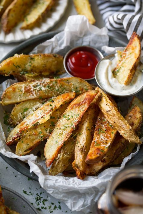 Summer Potato Recipes, Roasted Sweet Potato Recipes, Baked Garlic Parmesan Potato Wedges, Garlic Baked Potatoes, Garlic Parmesan Potato Wedges, Baked Potato Wedges Recipe, Parmesan Potato Wedges, Baked Potato Wedges, Parmesan Potato