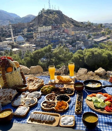 Kurdish Breakfast, Romantic Food, Kurdish Food, Romantic Meals, Culture Day, Ramadan Recipes, Picnic Food, Sketches Tutorial, Picnic Foods