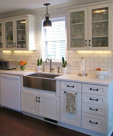 Over the sink light idea Glass Upper Cabinets, Kitchen With White Cabinets, Black White Kitchen, Painted Cabinets, White Appliances, Farmhouse Sink Kitchen, Kitchen Decorating, Pool Design, Kitchen Redo