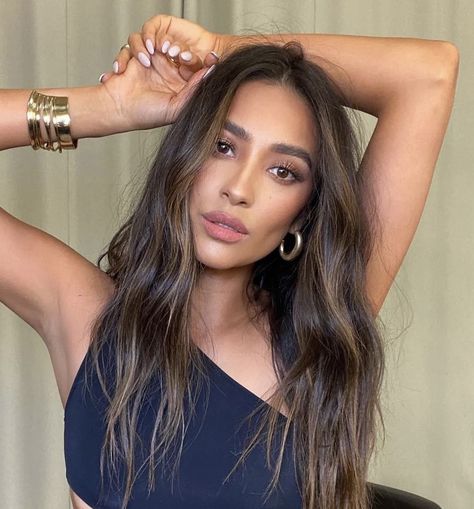 Olive Skin Hair Color, Brown Hair Indian Skin, Brown Hair Olive Skin, Hair Olive Skin, Olive Skin Hair, Shay Mitchell Hair, Expensive Brunette, Sunkissed Hair Brunette, Hair Color For Brown Skin