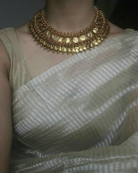 Simple Necklace Designs, Saree Jewellery, Antique Jewellery Designs, Gold Jewelry Simple Necklace, Traditional Jewellery, Indian Fashion Saree, White Saree, Salwar Kamiz, Antique Jewelry Indian