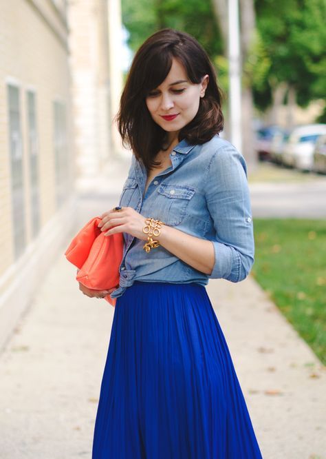 Love when my favorite color is a trend for the season: cobalt blue! Blue Maxi Skirt Outfit, Blue Skirt Outfit, Cobalt Blue Outfit, Basketball Wife, Blue Skirt Outfits, Modeling Outfits, Royal Blue Skirts, Pleated Skirt Outfit, Skirt Diy