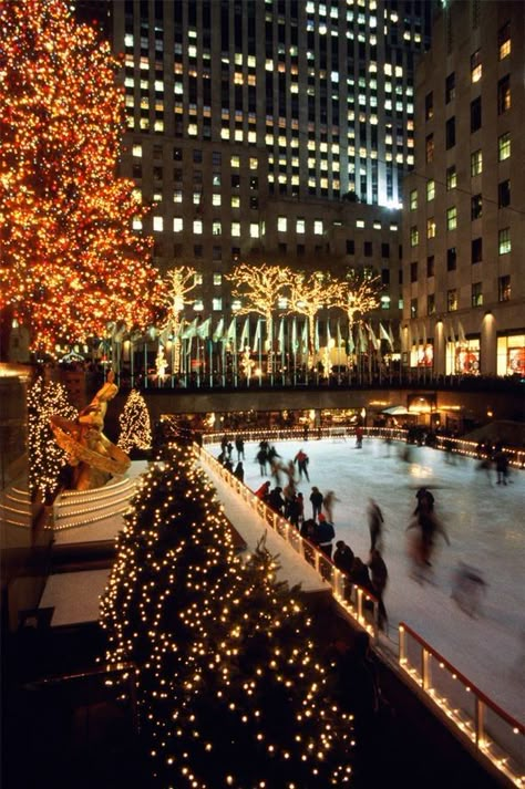 Ice Skating Christmas Aesthetic, Ice Skate Christmas, Travel Destinations In The Us, Christmas Ice Skating, Christmas New York, Holidays In New York, Christmas Skating, New York City Christmas, York Christmas