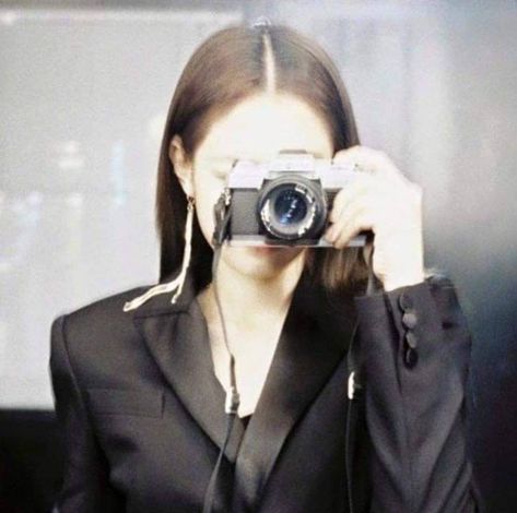 Jennie Kim Blackpink, Shining Star, Jennie Lisa, Blackpink Photos, Blackpink Fashion, Blackpink Jennie, Metropolitan Museum, Selena Gomez, Vr Goggle