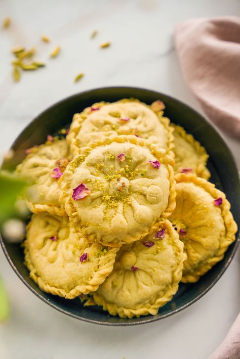 Iranian Sweets Recipes, South East Asian Desserts, Persian Cookies Recipes, Persian Desserts Recipes, Middle Eastern Cookies, Persian Baking, Persian Snacks, Persian Desert, Persian Cookies