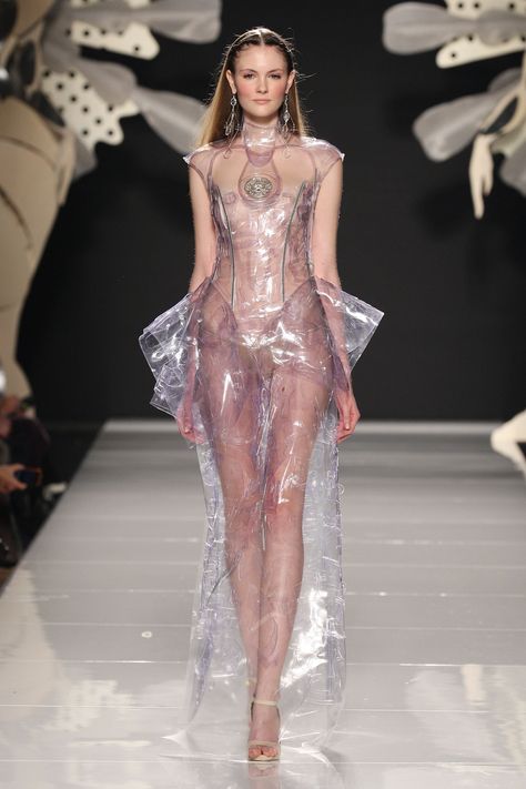 Transparent Plastic Clothing for Women | Each piece was sensationally accessorised with fantastic eyecatching ... Innovative Fashion Design, Haute Couture Style, Sculptural Fashion, Plastic Dress, 3d Fashion, Transparent Fashion, Futuristic Fashion, Innovative Fashion, Textiles Fashion