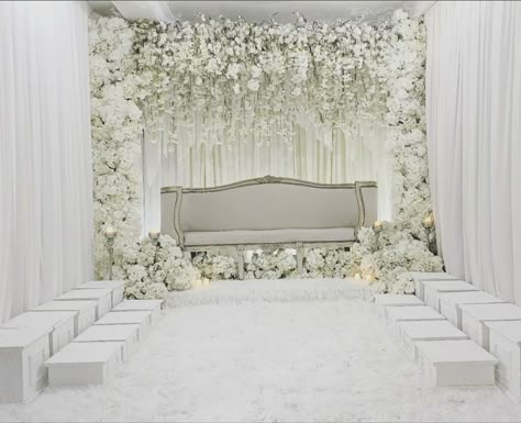 Pelamin All White, Pelamin Simple Elegant, Pelamin Akad Nikah, White Wedding Reception Ideas, Pelamin Rumah, All White Wedding Reception, Dekor Akad, Pelamin Nikah, White Wedding Reception