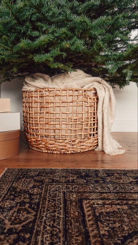 Christmas Tree In A Basket, Christmas Tree In Basket, Boho Christmas Tree, Neutral Christmas Decor, Christmas Decor Inspiration, Christmas Tree Inspiration, Aesthetic Christmas, Minimalist Christmas, Boho Christmas