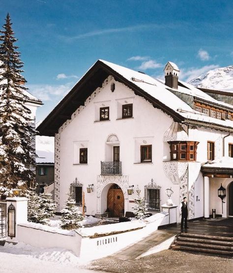 Swiss Ski Lodge, Vintage Ski Chalet, Swiss Chalet House Exterior, Swiss Chalet Exterior, Swiss Chateau, Modern Swiss Chalet, Ski Chalet Exterior, Chalet Aesthetic, Swiss Chalet Interior