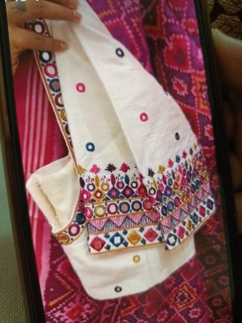 Latest Kutch Work Blouse Designs, Blawuj Dijain New, Gamthi Work Blouses, Kuch Work Blouse Designs, Gamthi Blouse Designs, Patola Blouse Design Work, Sadu Work Blouse, Kutchi Work Blouse, Kutch Work Designs Blouses