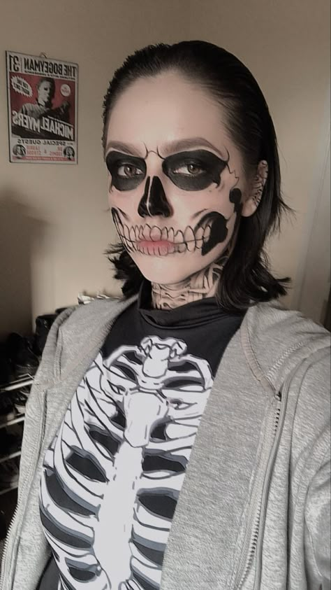 Tate langdon makeup Tate Face Paint, Tate Makeup Halloween, Tates Skeleton Makeup, Tate Langdon Skull Makeup Easy, Skull Face Halloween Costume, Skeleton Makeup Tate, Tate Langdon Skeleton Makeup, Tate Halloween Makeup, Halloween Makeup Tate Langdon