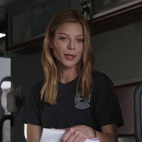 chicago fire • 'pilot', 1x01 • leslie shay • lauren german Leslie Shay, Just Jordan 33, One Chicago, Chicago Justice, Chicago Girls, Chloe Decker, Lauren German, Taylor Kinney, American Series