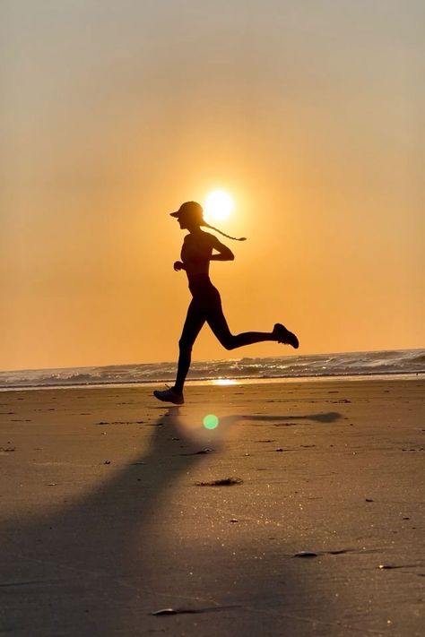 Running Aesthetic Morning, Sports Photoshoot Women, Runner Aesthetic Black Woman, Blonde Runner Aesthetic, Running Photos Aesthetic, Work Out Inspiration Pictures, Going On A Run Aesthetic, Running At The Beach Aesthetic, Working Out Aesthetic Running