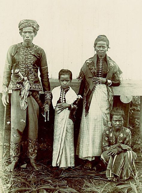 Ethnographic Arms & Armour - Period Photos of People with Ethnographic ArmsWhen: turn of 20th c. Where: Basilan Who:Datu Kalun and Family Weapons Visible: Kris Indonesian Clothing, Philippine Art, Philippines Culture, Indigenous Tribes, Photos Of People, Filipino Culture, Asian History, Cultural Studies, Historical Clothing