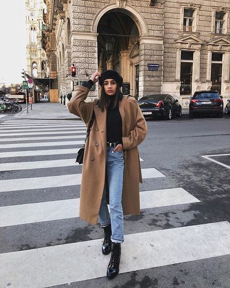 Sonia (@soniaheartsfashion) • Instagram photos and videos Baret Outfit, Beige Coat Outfit, Brown Coat Outfit, Winter Coat Outfits, Mode Shoes, Jeans Street Style, Beige Coat, Coat Outfit, City Outfits