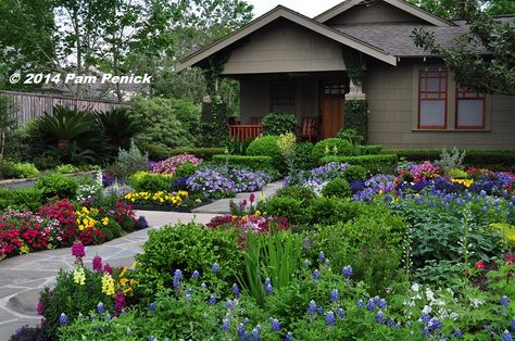 Drive-By Gardens: No-lawn flower garden at Houston Heights bungalow | Digging Houston Garden, Front Garden Design, Flower Garden Design, Grasses Garden, Lawn And Landscape, Front Yard Garden, Garden Cottage, Beautiful Flowers Garden, Yard Landscaping