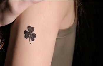 Black clover/spade Maple Leaf Tattoos, Shamrock Tattoo, Shamrock Tattoos, Sisters Tattoo, Irish Tattoos, Dandelion Tattoo, Turtle Tattoo, Tattoo Black, Makeup Tattoos