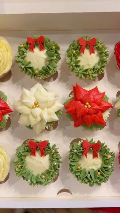 Xmas Cupcake Ideas, Christmas Mini Cupcakes, Christmas Cupcake Ideas, Homemade Christmas Cake, Easy Christmas Cupcakes, Winter Snacks, Holiday Deserts, Winter Cupcakes, Christmas Cupcakes Recipes