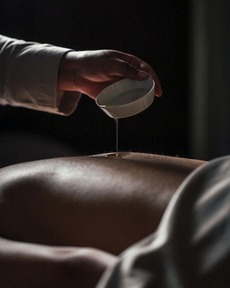 From upgraded facials to cryotherapy, these trendy wellness spa treatments are introducing a new wave of self-care. Massage Aesthetic Instagram, Massage Body Spa, Massage Aesthetic Photography, Wellness Aesthetic Photography, Massage Aesthetic Spa, Spa Aesthetic Photography, Massage Photoshoot Ideas, Spa Photoshoot Ideas, Holistic Wellness Aesthetic