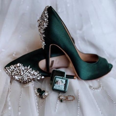 Fall Wedding - Dark Green Bridesmaid Dresses and Gold Wedding Decoration - ColorsBridesmaid Emerald Green Wedding Theme, Prom Pumps, Dark Green Wedding, Stile Harry Potter, Dark Green Bridesmaid Dress, Hak Tinggi, Gold Wedding Colors, Green Themed Wedding, Emerald Green Weddings