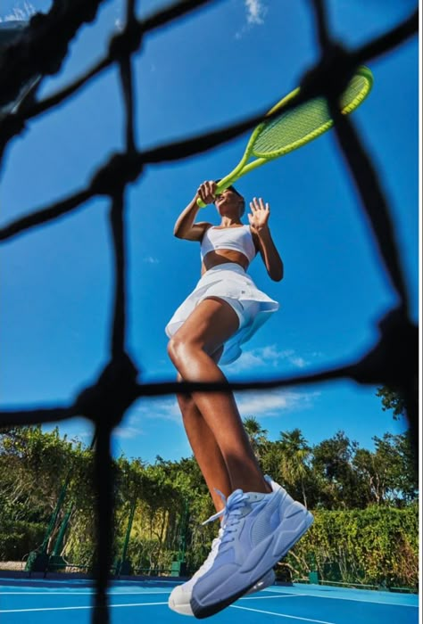 Tennis Racket Photography, Tenis Court Aesthetic, Tennis Court Photography, Tennis Shoot Ideas, Padel Photoshoot Ideas, Tennis Editorial Photoshoot, Tennis Product Photography, Tennis Court Photoshoot Fashion, Tennis Photo Ideas