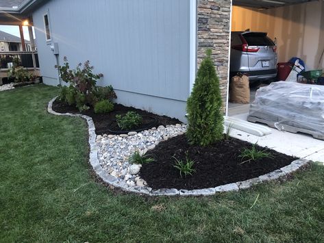 Mulch Landscaping, Small Front Yard Landscaping, Front Yard Garden Design, Front Lawn, Rock Garden Landscaping, Budget Backyard, Diy Landscaping, Front Yard Landscaping Design, Front Yard Garden